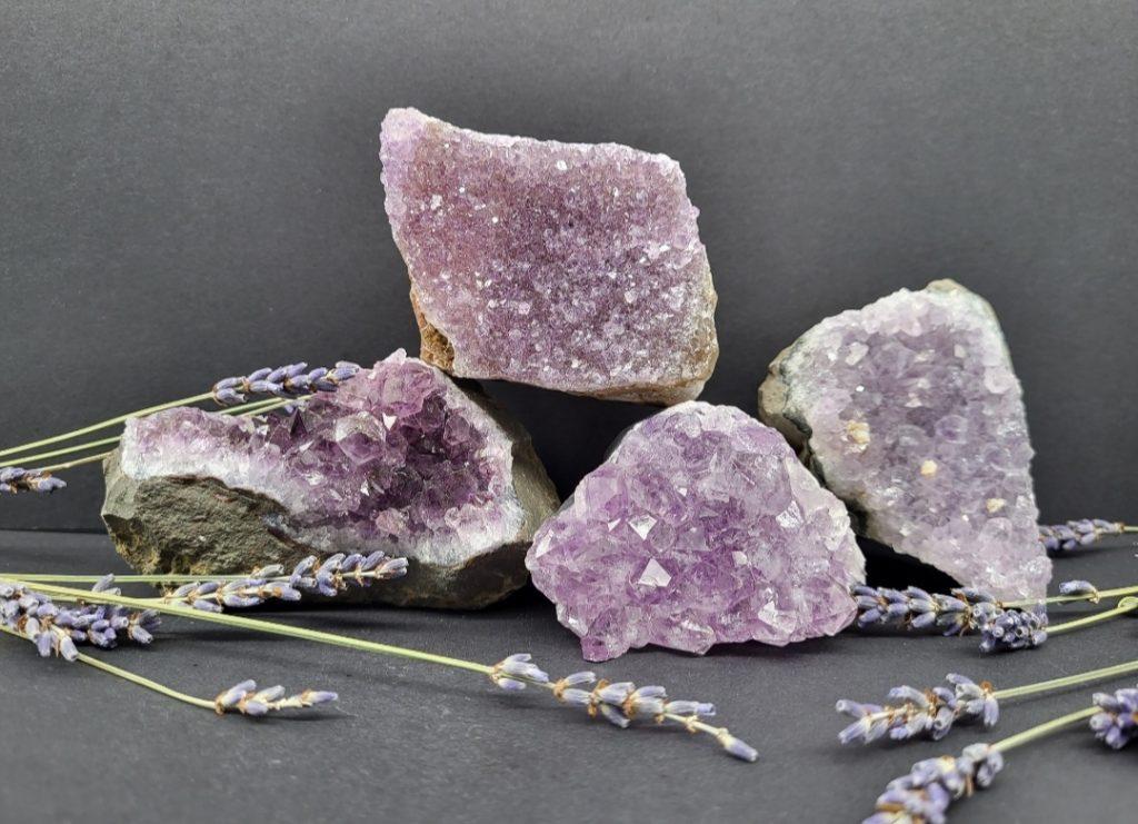 Ametist - naravni mineral kristal