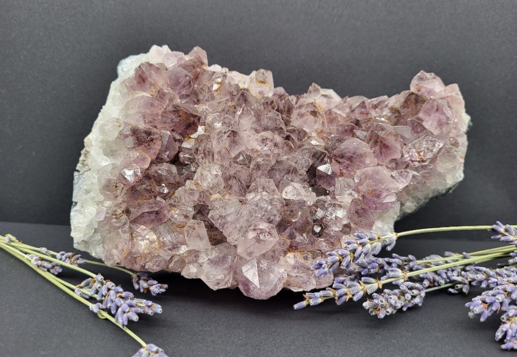 Ametist - naravni mineral kristal