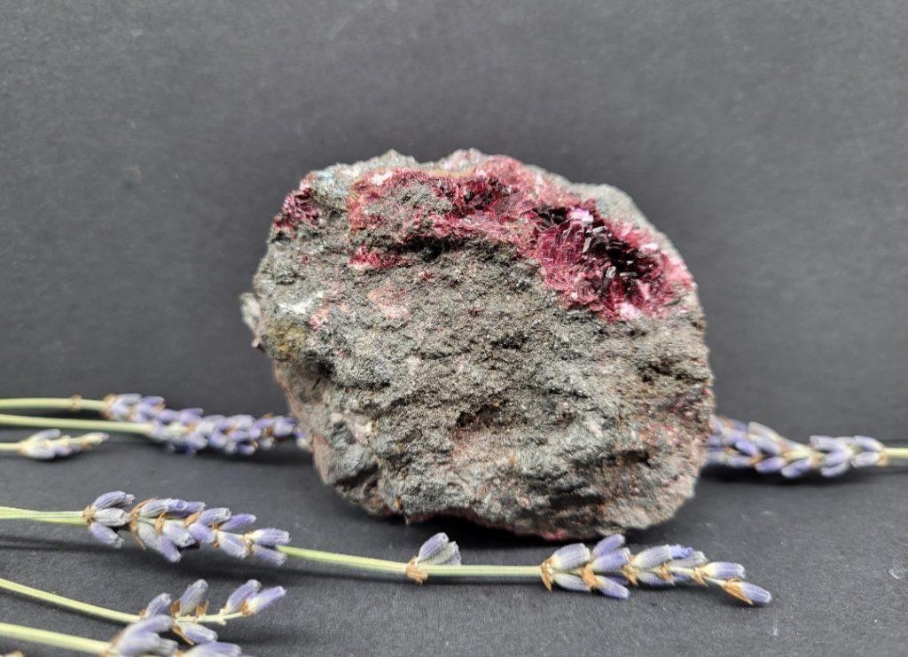 Eritrin - naravni mineral kristal