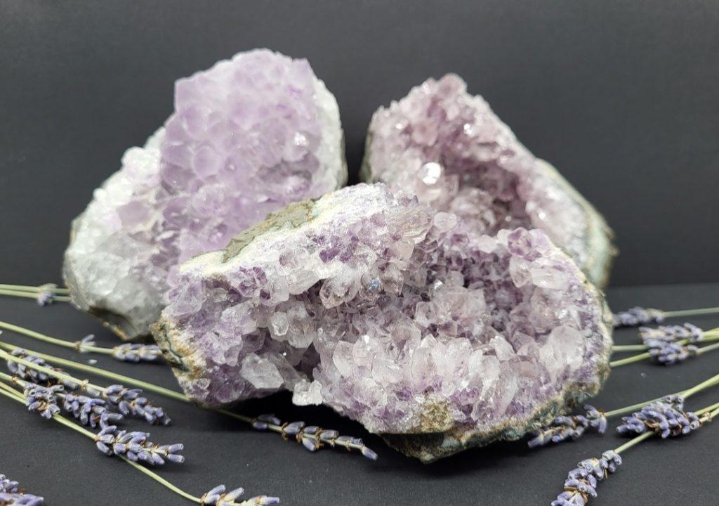 Ametist - naravni mineral kristal