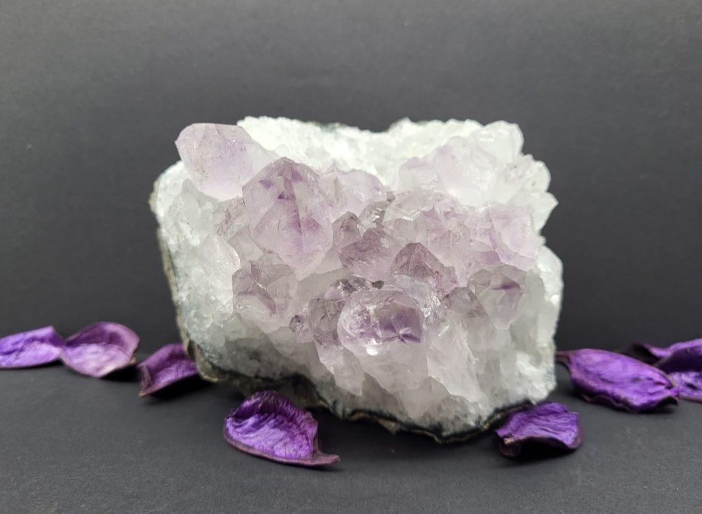 Ametist - naravni mineral kristal