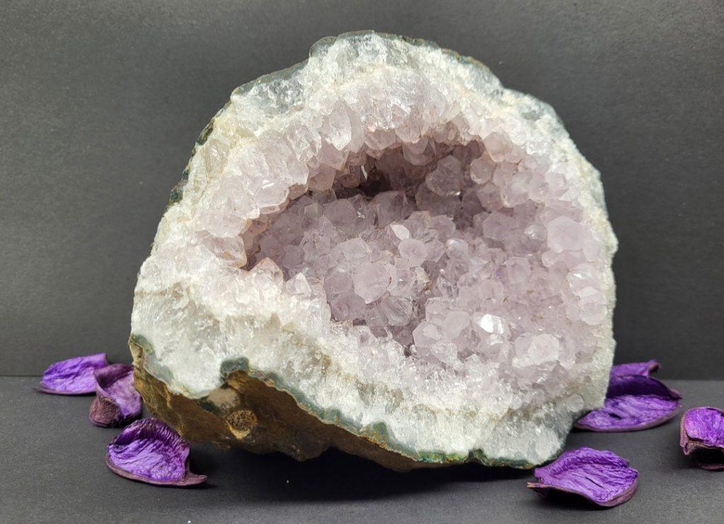 Ametist - naravni mineral kristal