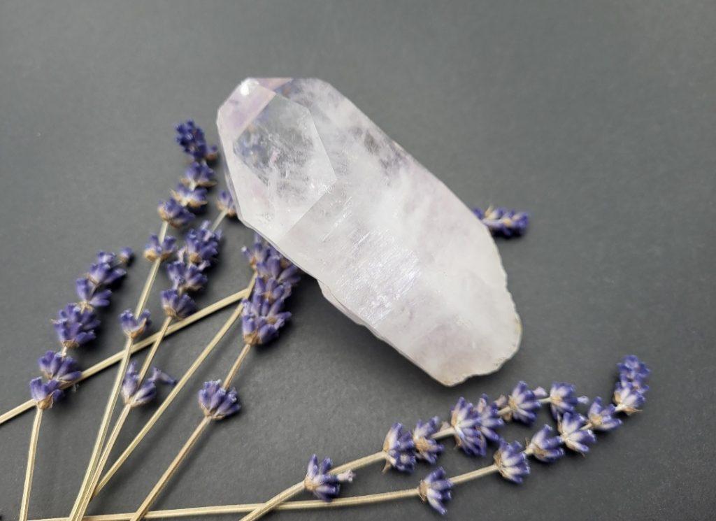 Ametist - naravni mineral kristal