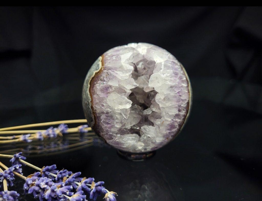 Ametist krogla - naravni mineral kristal
