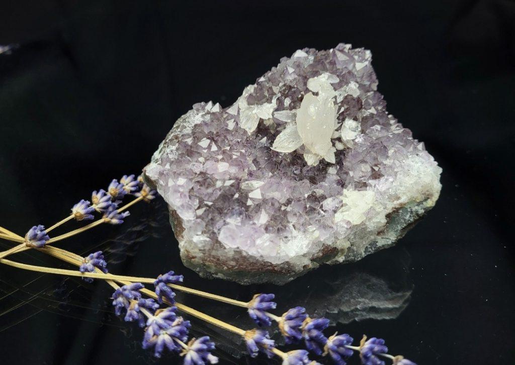 Ametist - naravni mineral kristal