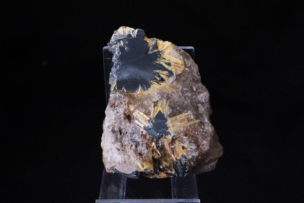 Rutil hematit na u010dadavcu - naravni mineral kristal