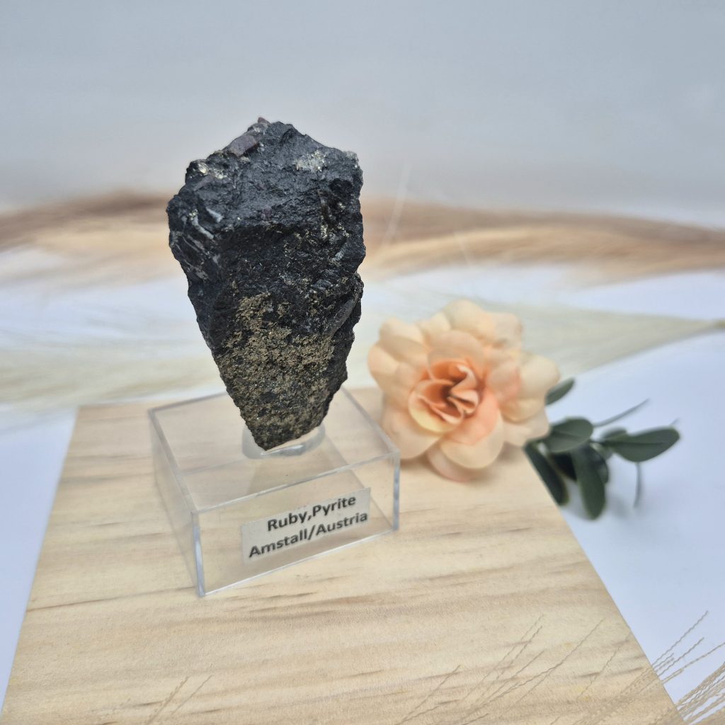 Rubin pirit (RP5) - naravni mineral kristal