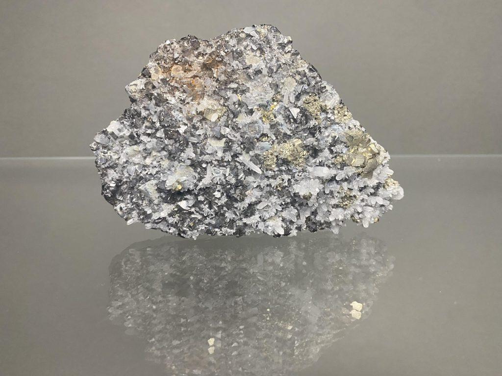 Galenit z piritom in kameno strelo - naravni mineral kristal