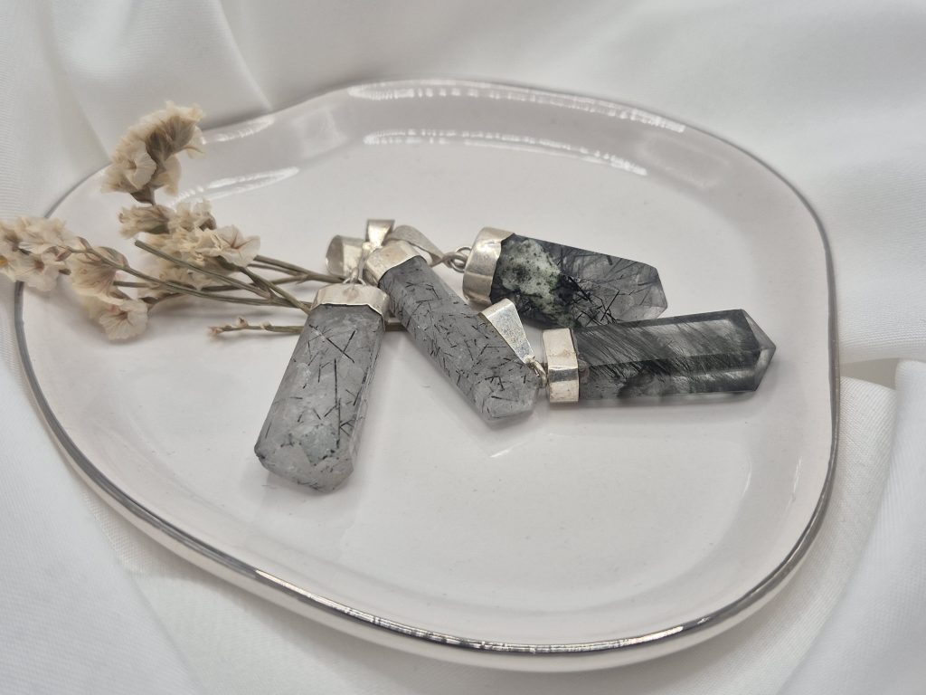 Rutilni kremen s turmalini obesek