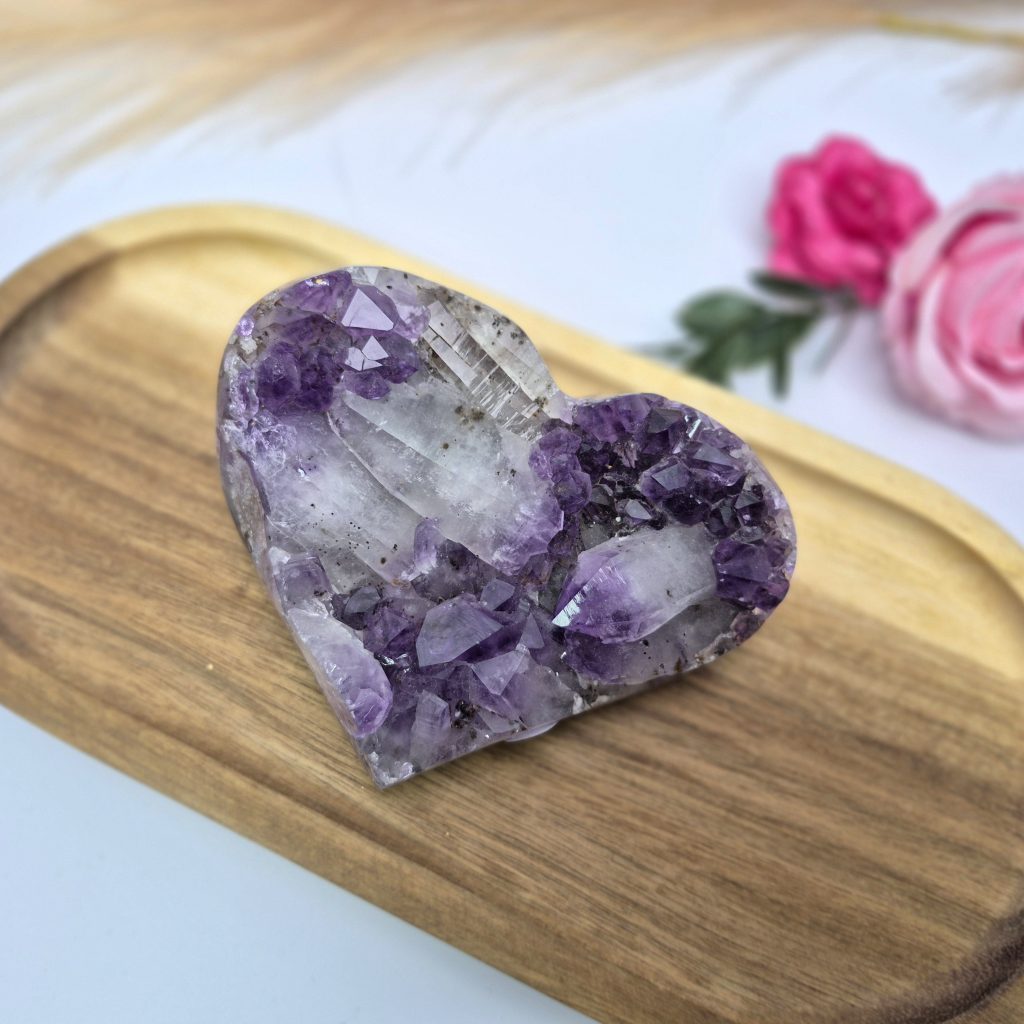 Ametist srce - naravni mineral kristal