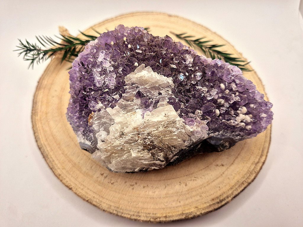 Ametist - naravni mineral kristal