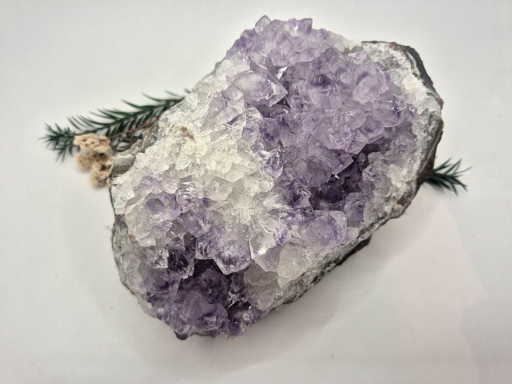 Ametist - naravni mineral kristal