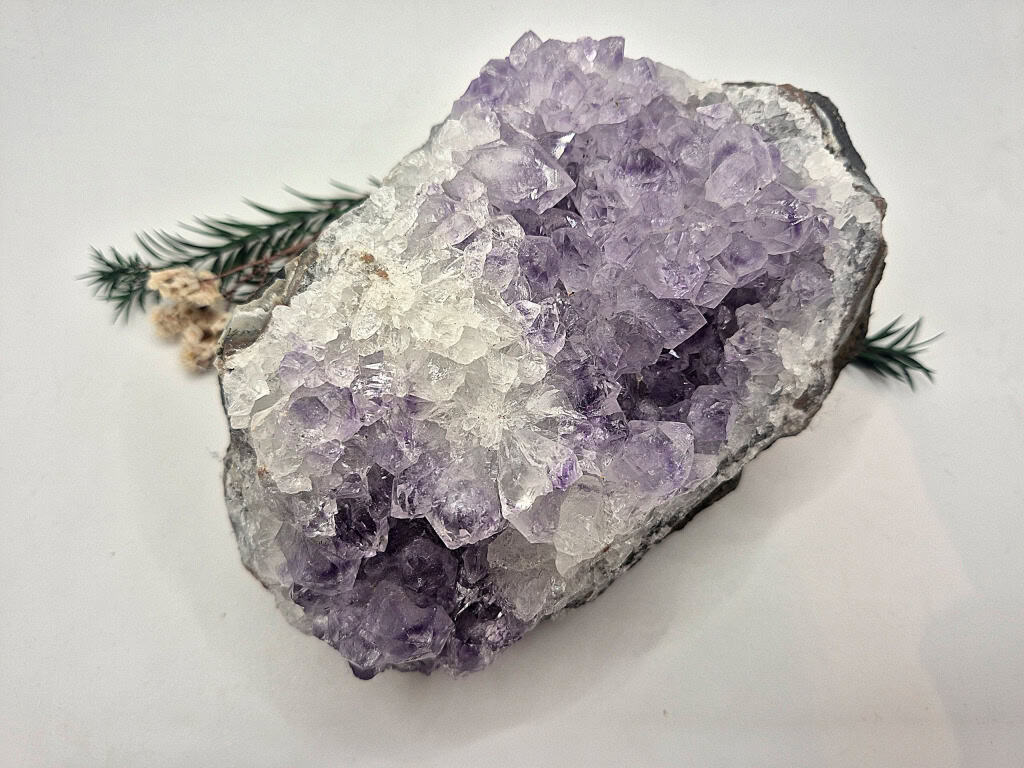 Ametist - naravni mineral kristal