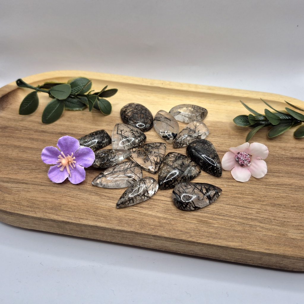 Kabošon - kremen z turmalini