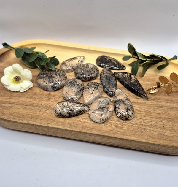 Kabošon - kremen z turmalini