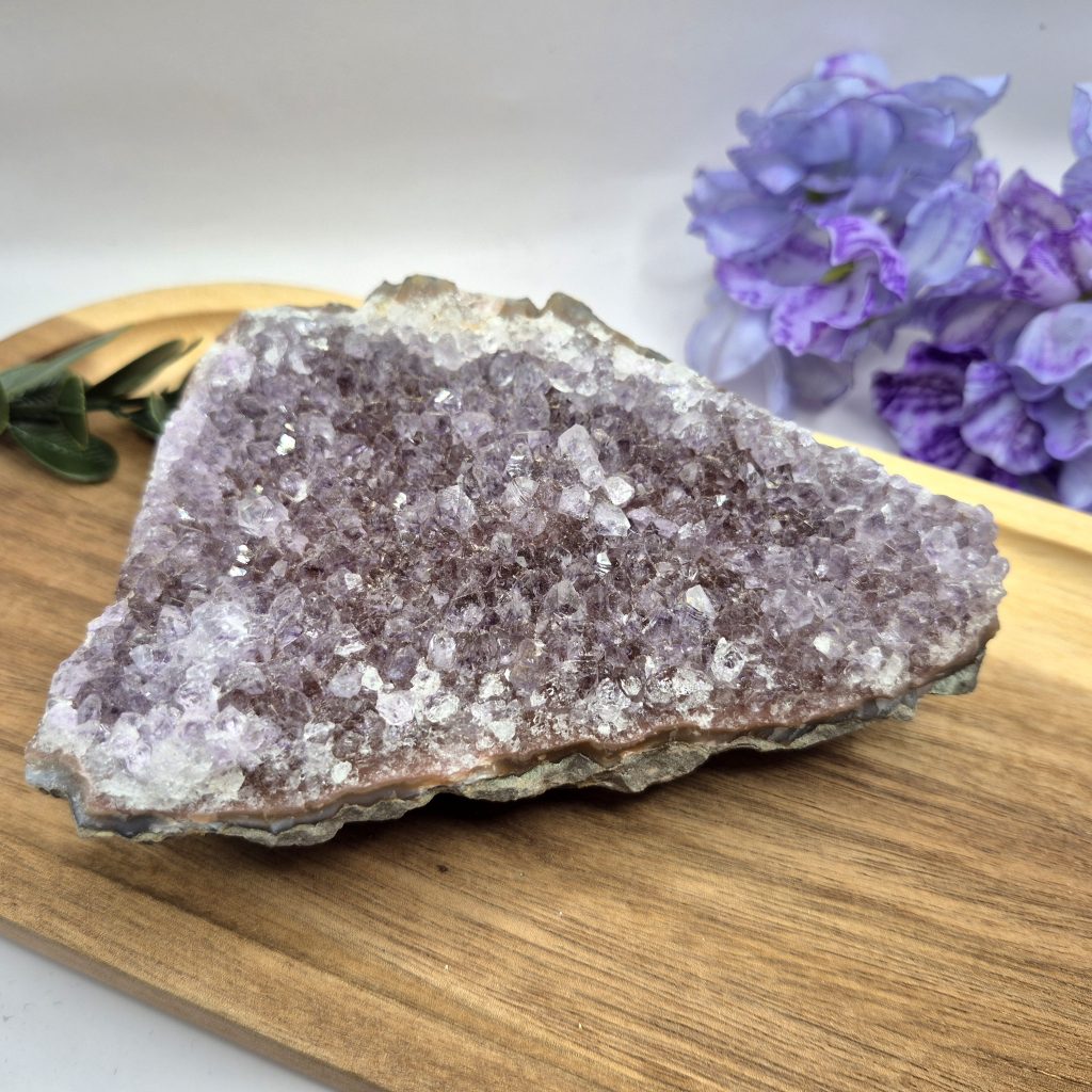 Ametist - naravni mineral kristal