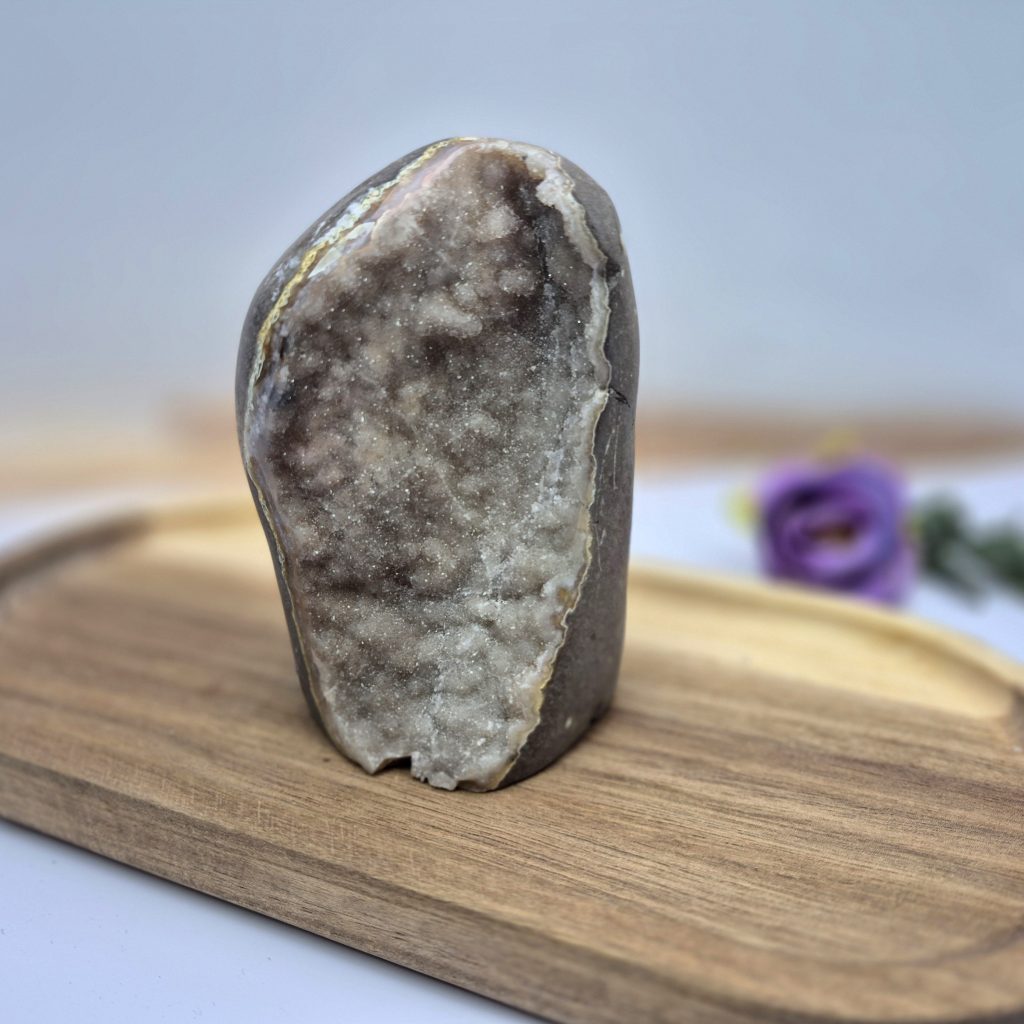 Ametist - naravni mineral kristal