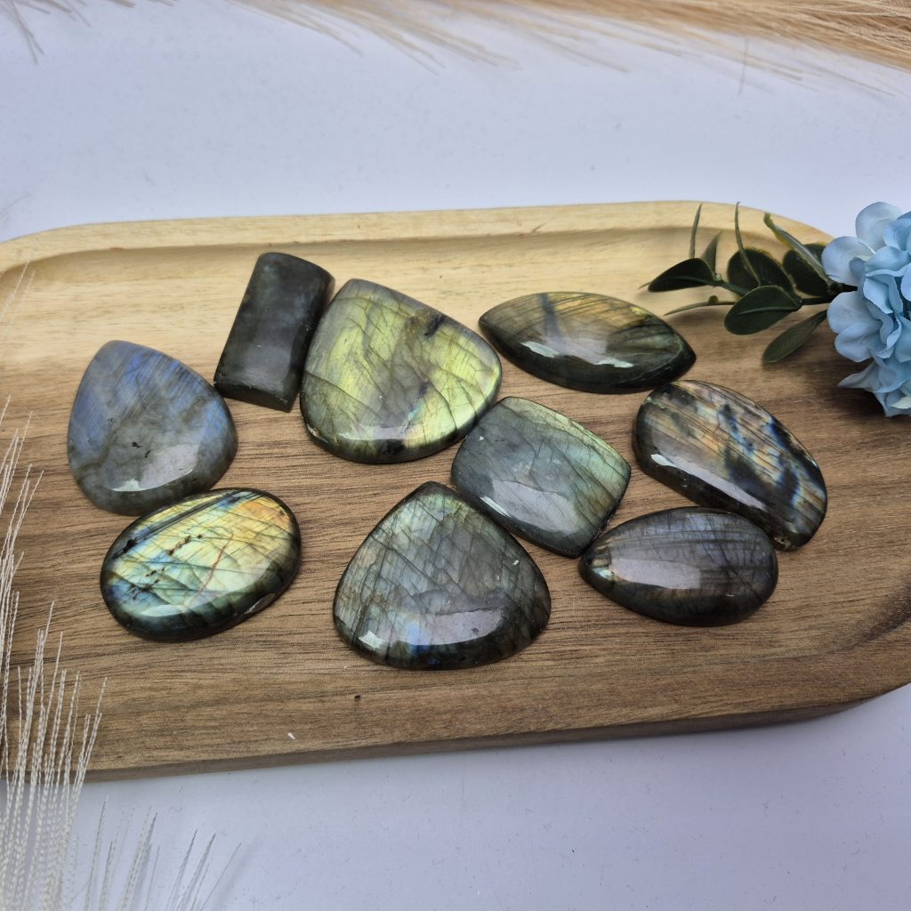 Labradorit kabošon