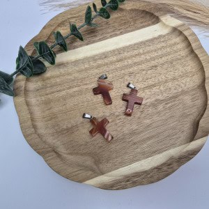 Karneol obesek - križ