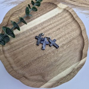 Sodalit obesek - križ